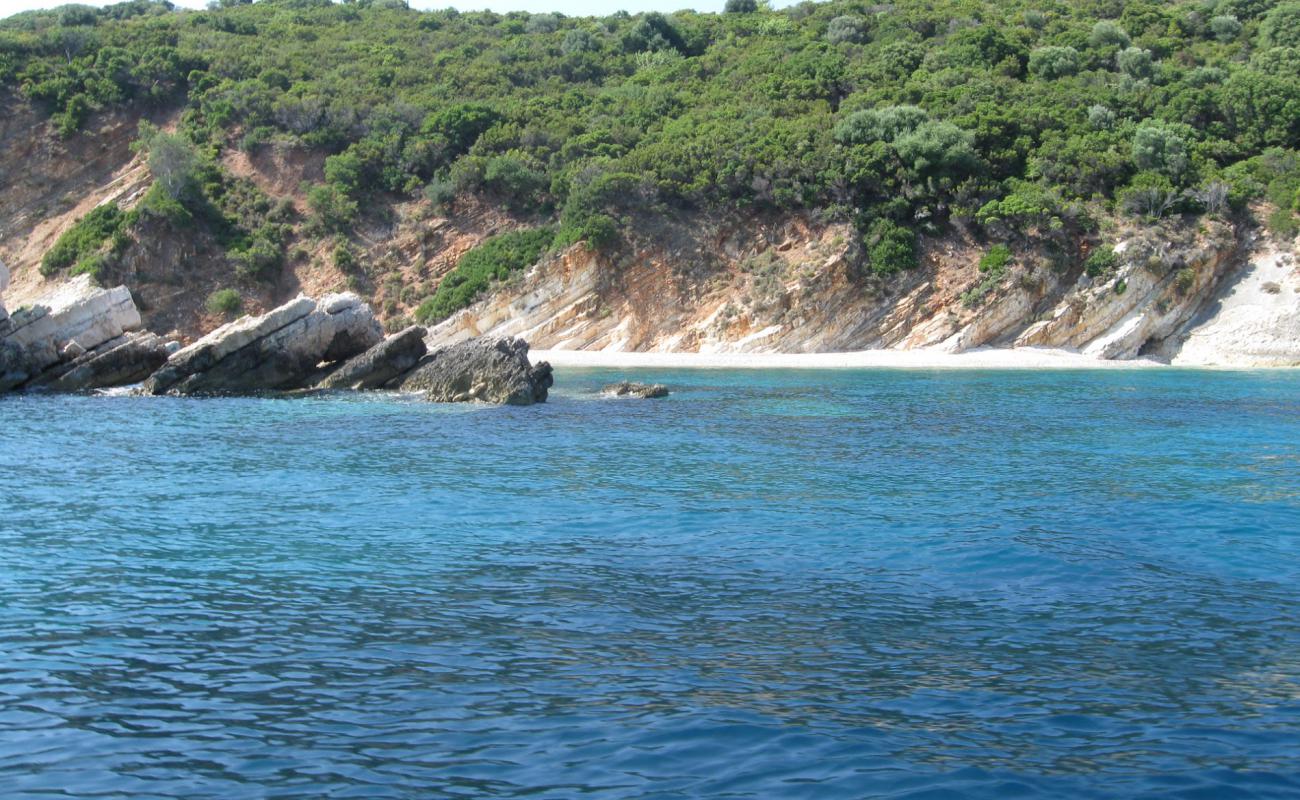 Skinos Bay IV'in fotoğrafı hafif çakıl yüzey ile