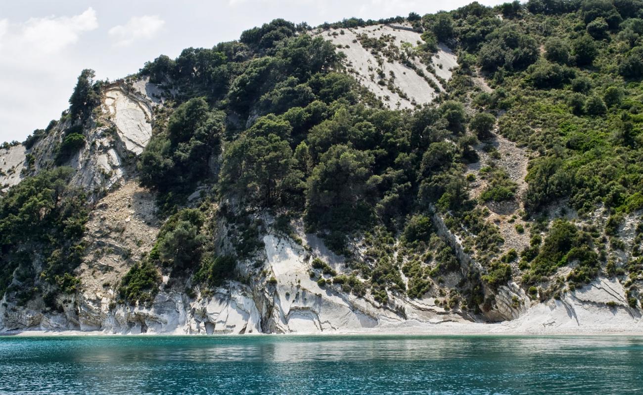 Ithaca beach'in fotoğrafı hafif çakıl yüzey ile