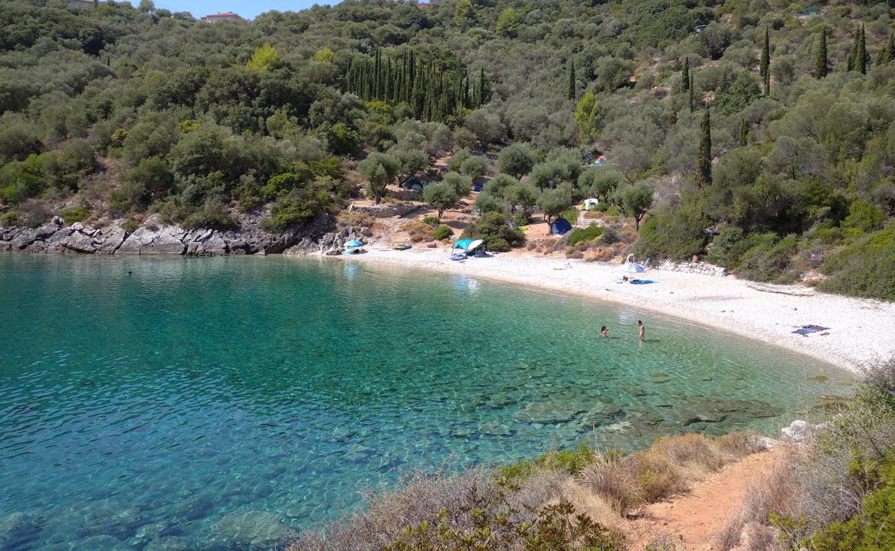 Sarakiniko beach'in fotoğrafı gri çakıl taşı yüzey ile