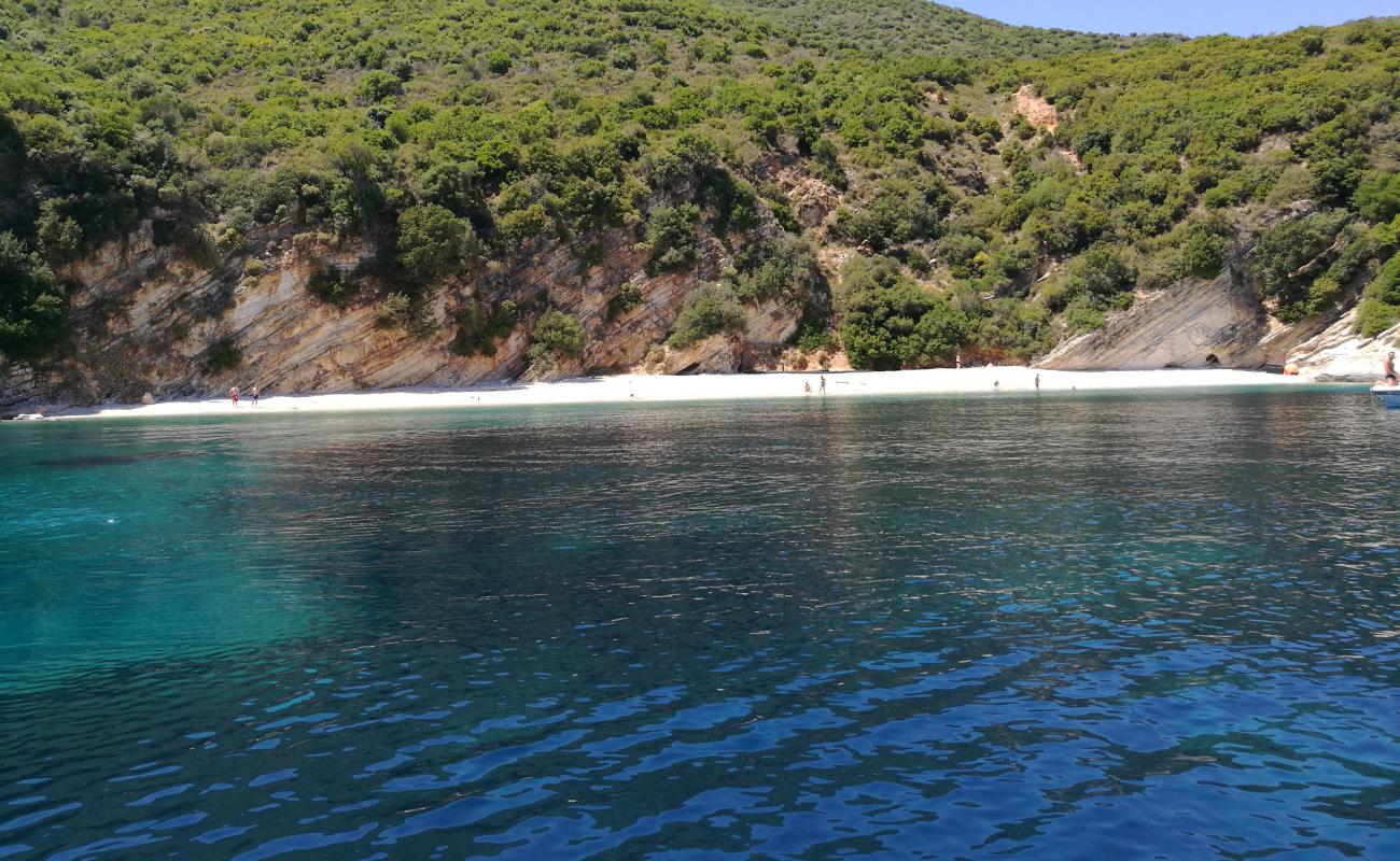 Talaros beach'in fotoğrafı hafif çakıl yüzey ile