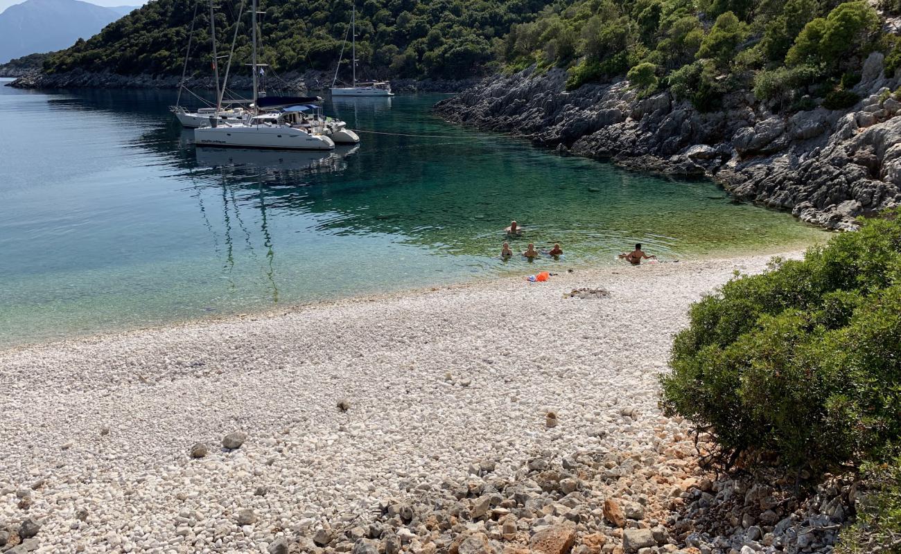 Antri beach'in fotoğrafı hafif çakıl yüzey ile