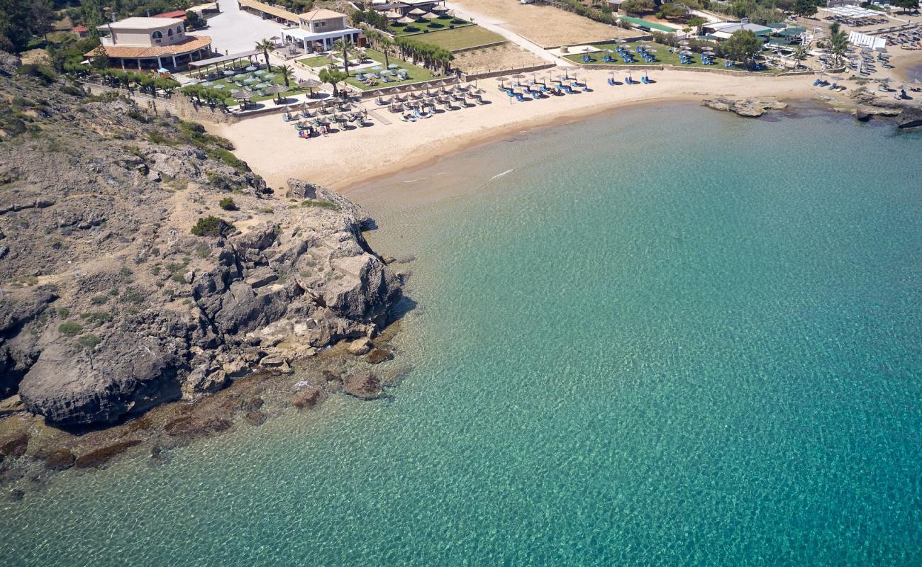 Plaka Beach'in fotoğrafı i̇nce bej kum yüzey ile