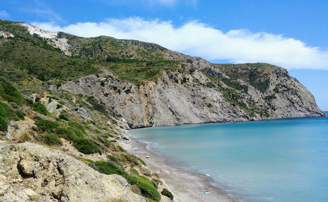Katsika Beach'in fotoğrafı gri çakıl taşı yüzey ile