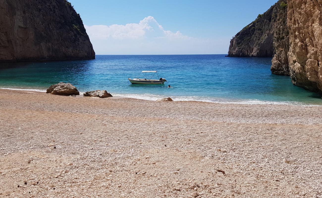 Shiza oil beach'in fotoğrafı küçük bej çakıl yüzey ile