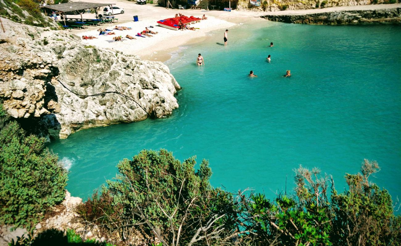 Porto Vromi Beach'in fotoğrafı küçük bej çakıl yüzey ile