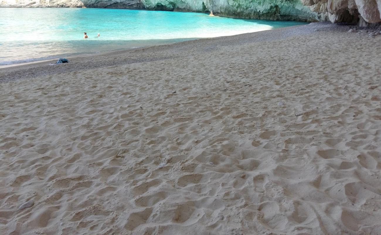 Sfogio Beach'in fotoğrafı küçük bej çakıl yüzey ile