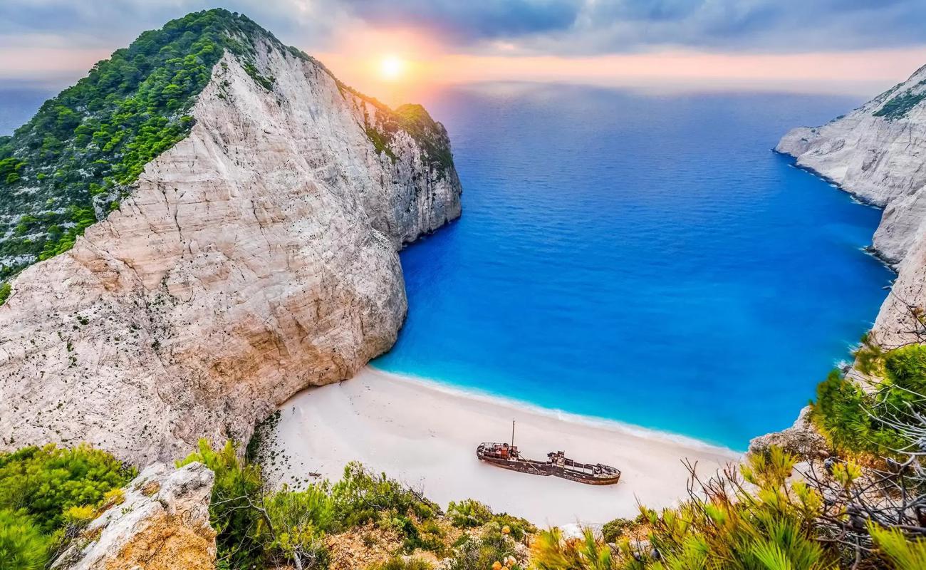 Navagio Plajı (Gemiler Mezarlığı)'in fotoğrafı hafif ince çakıl taş yüzey ile