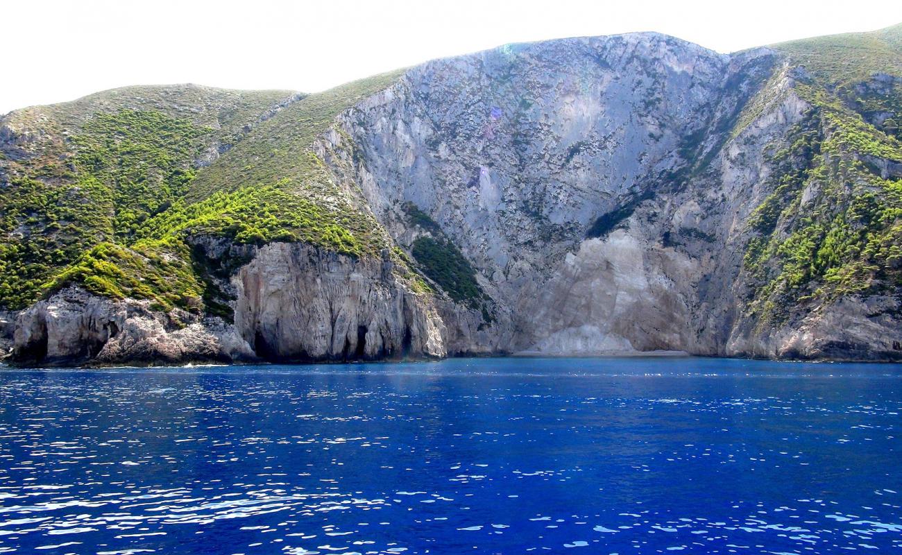 Navagio III'in fotoğrafı küçük bej çakıl yüzey ile