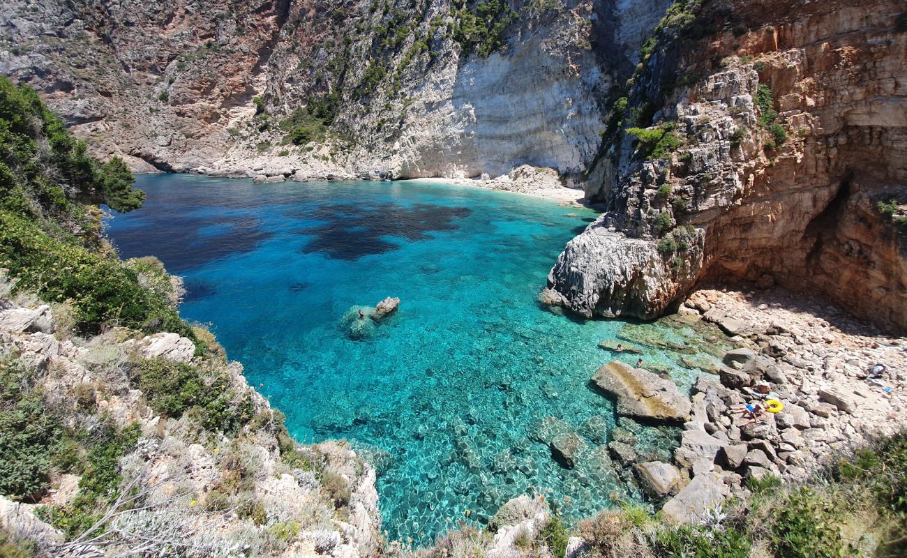 Filipoi Beach'in fotoğrafı bej kum ve kayalar yüzey ile