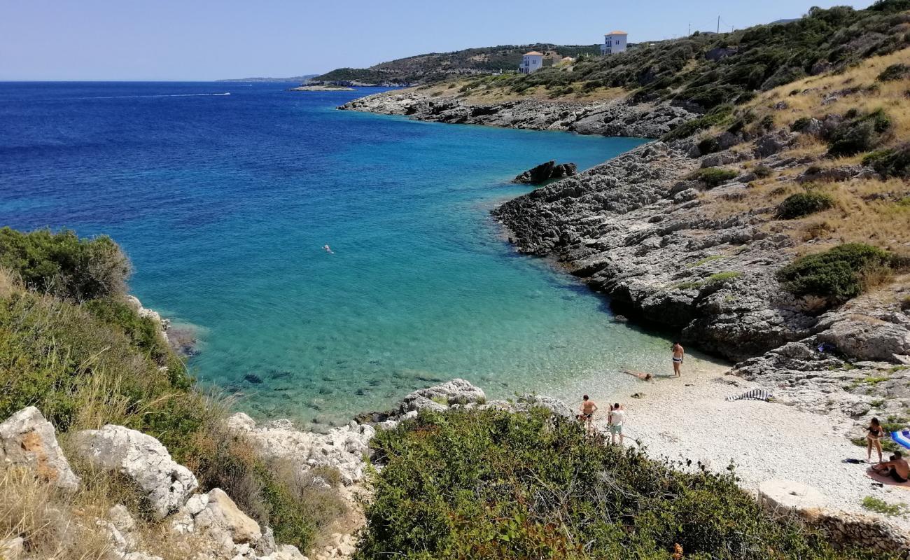 Kremidi beach'in fotoğrafı bej çakıl yüzey ile