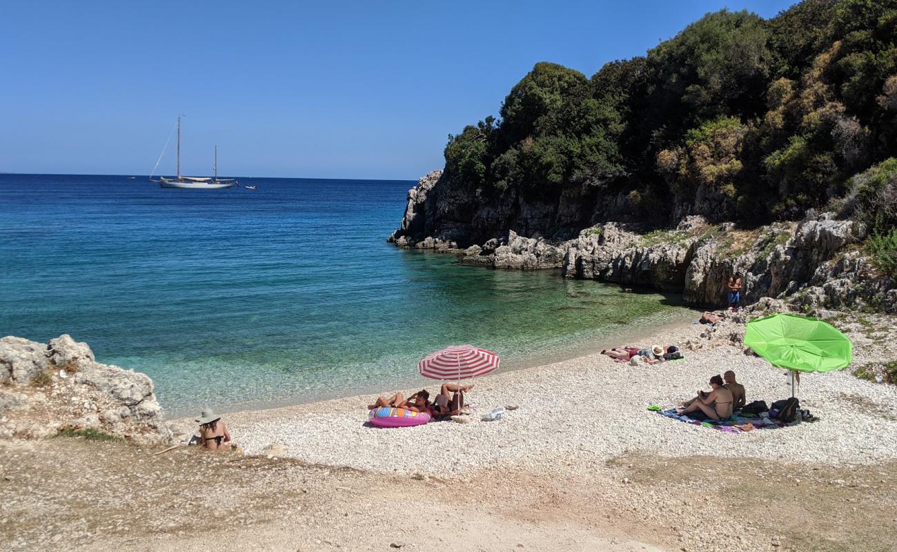 Climati beach'in fotoğrafı bej çakıl yüzey ile