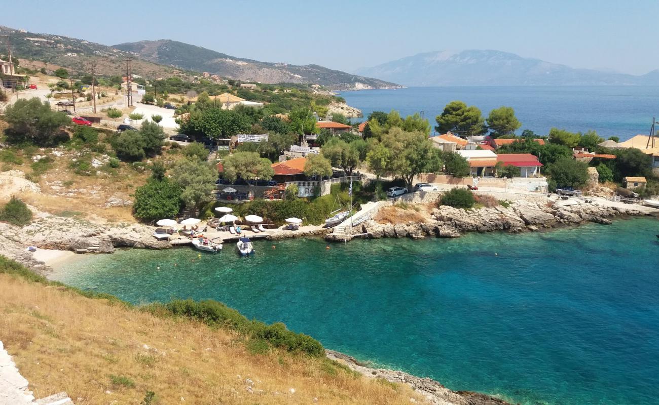 Stoufis beach'in fotoğrafı bej çakıl yüzey ile