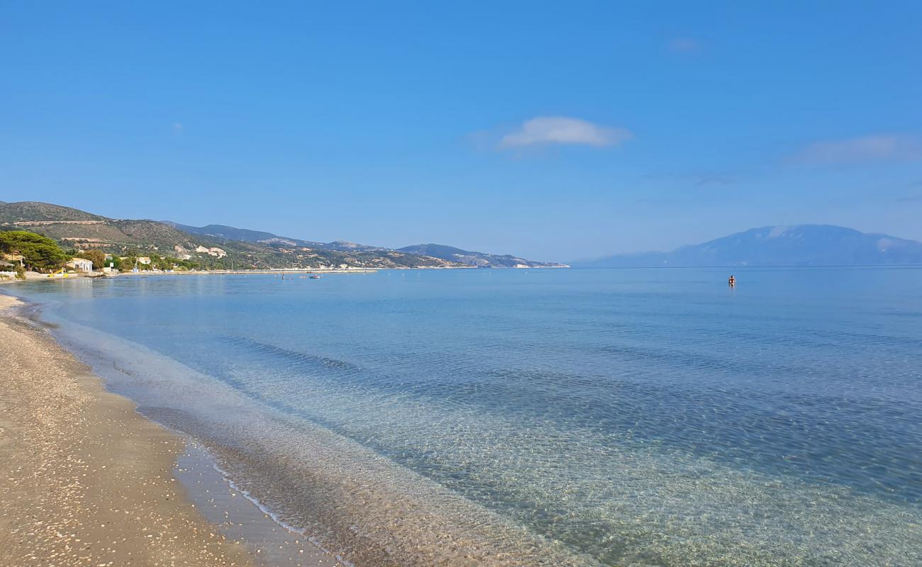 Alykes Plajı'in fotoğrafı kahverengi kum yüzey ile