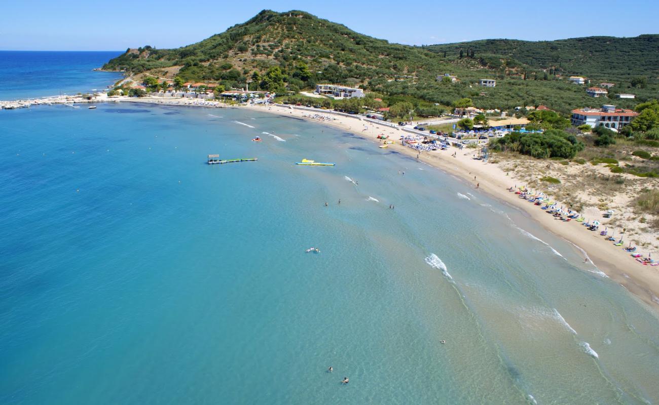 Alykanas Beach'in fotoğrafı kahverengi kum yüzey ile