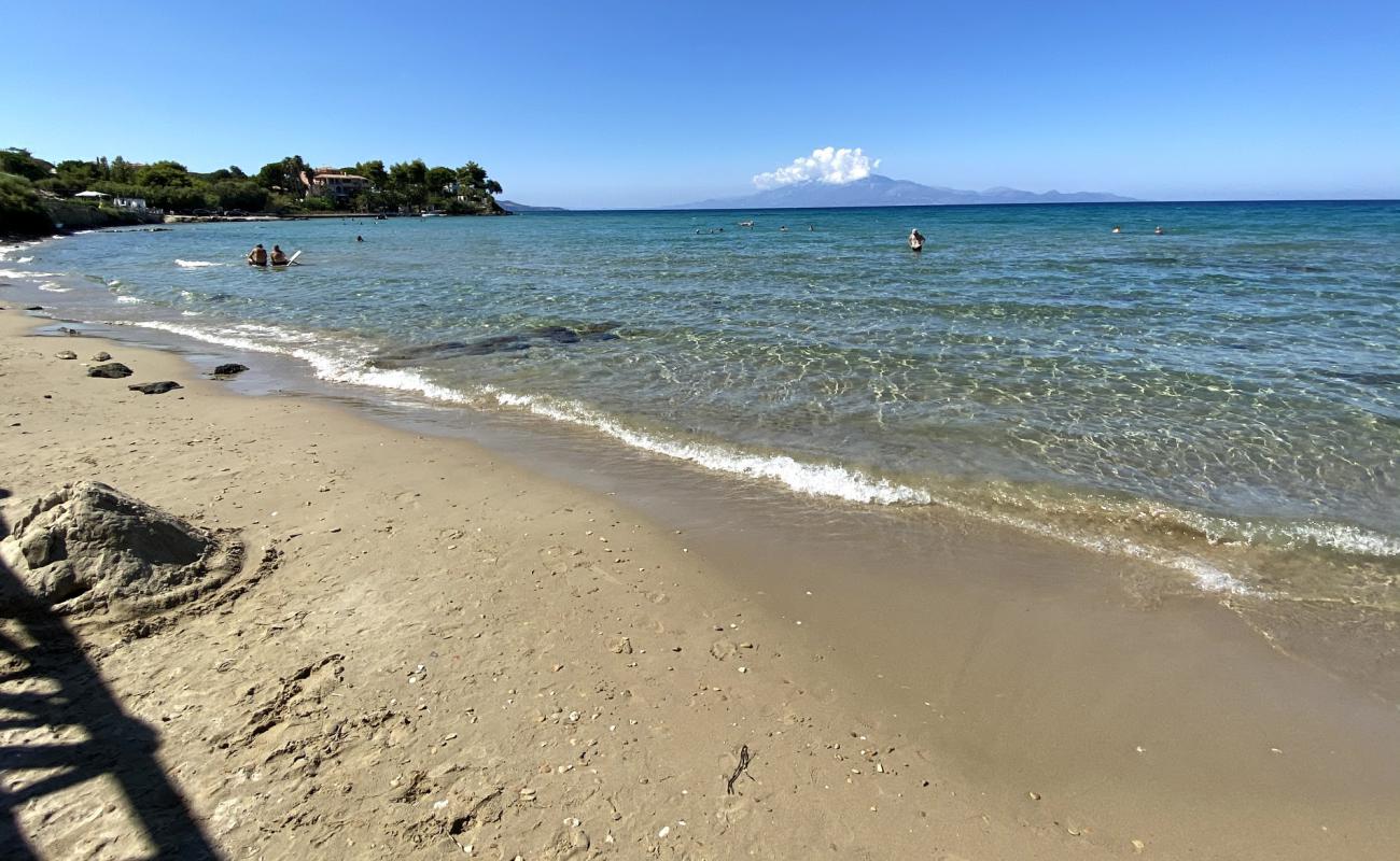 Amoudi beach'in fotoğrafı i̇nce bej kum yüzey ile