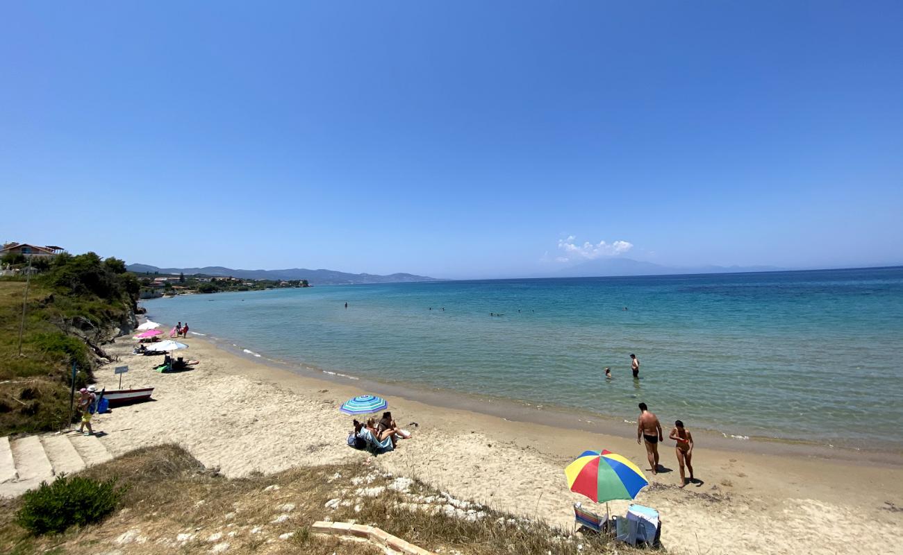 Psarou beach'in fotoğrafı kahverengi kum yüzey ile