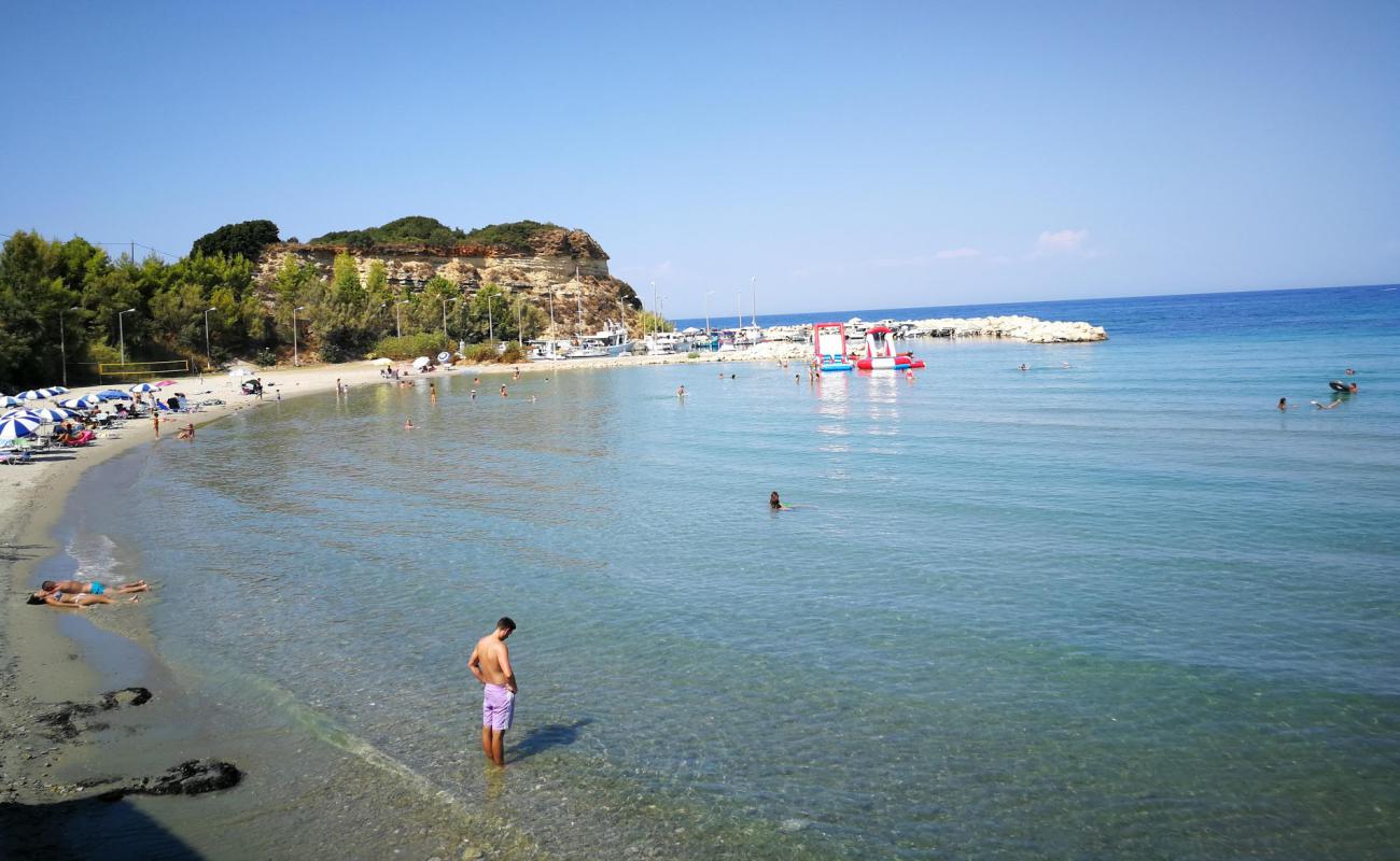 Gaidaros beach'in fotoğrafı i̇nce bej kum yüzey ile