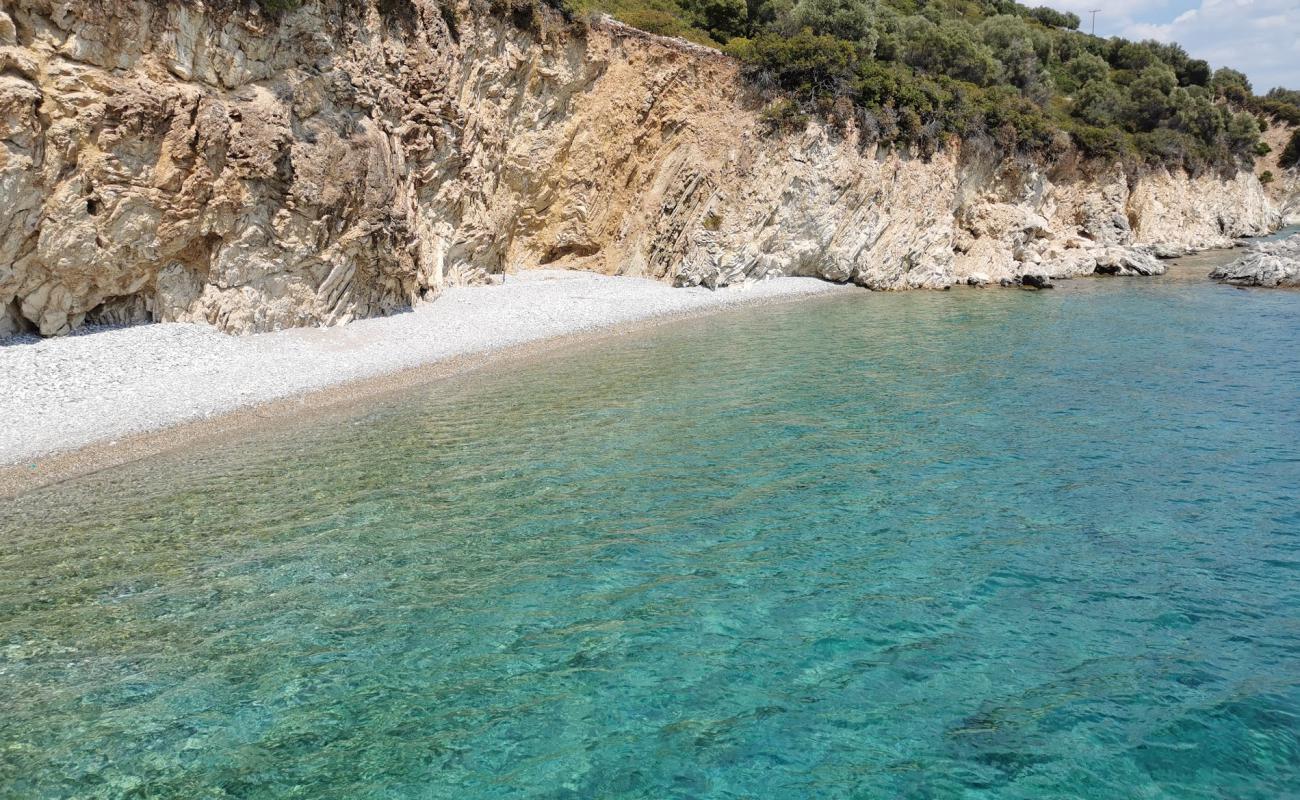 Kastos beach III'in fotoğrafı küçük bej çakıl yüzey ile
