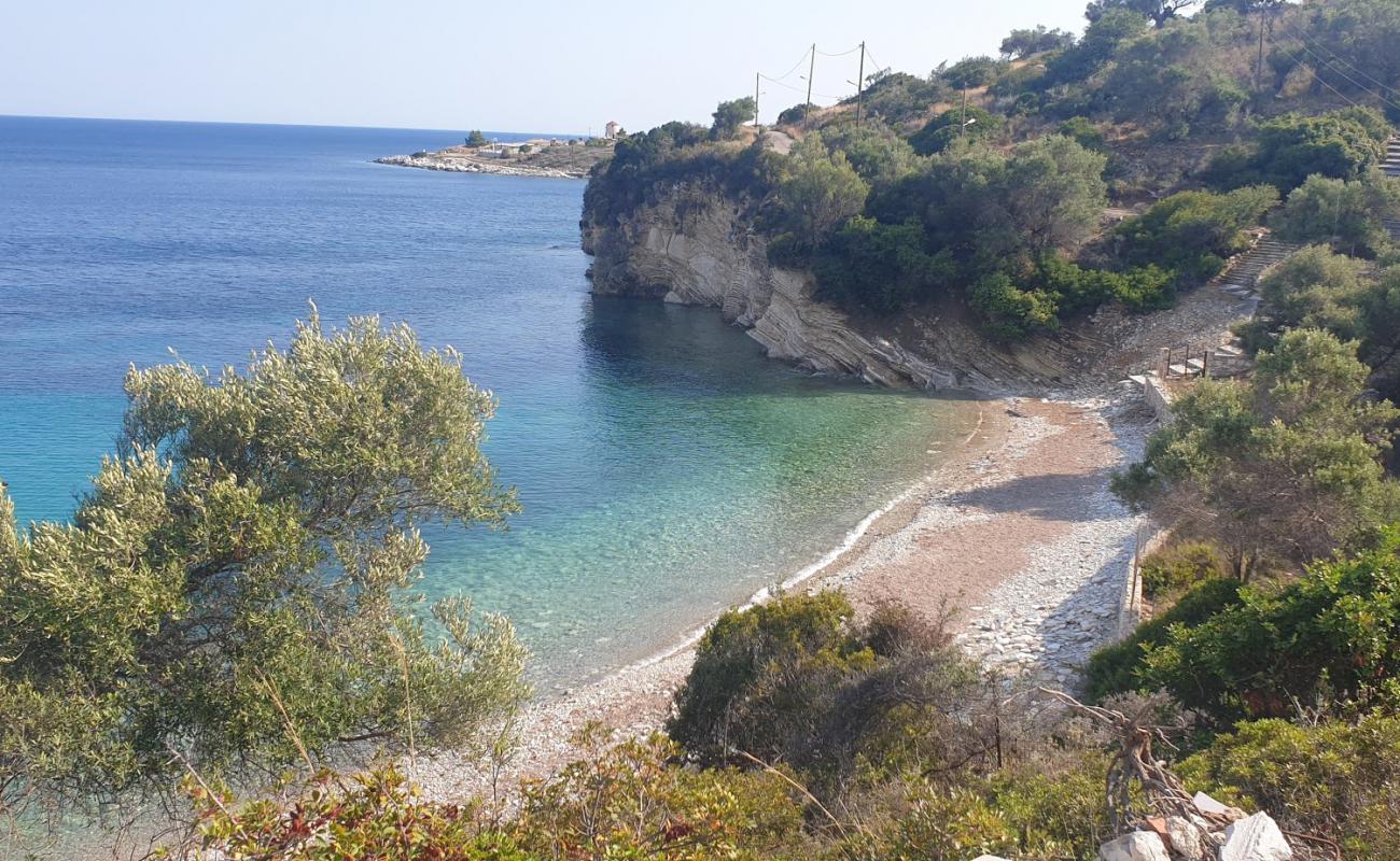 Kastos beach'in fotoğrafı hafif çakıl yüzey ile