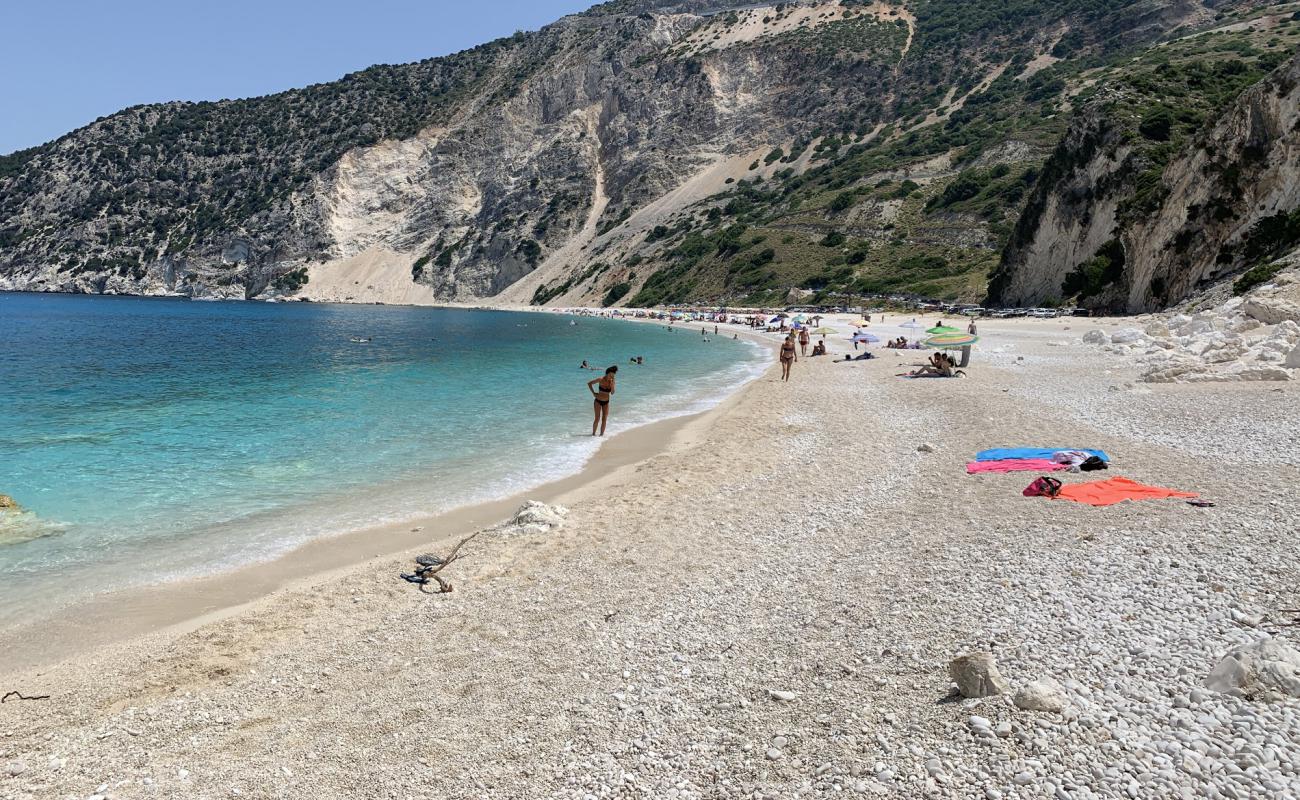 Myrtos Plajı'in fotoğrafı hafif ince çakıl taş yüzey ile