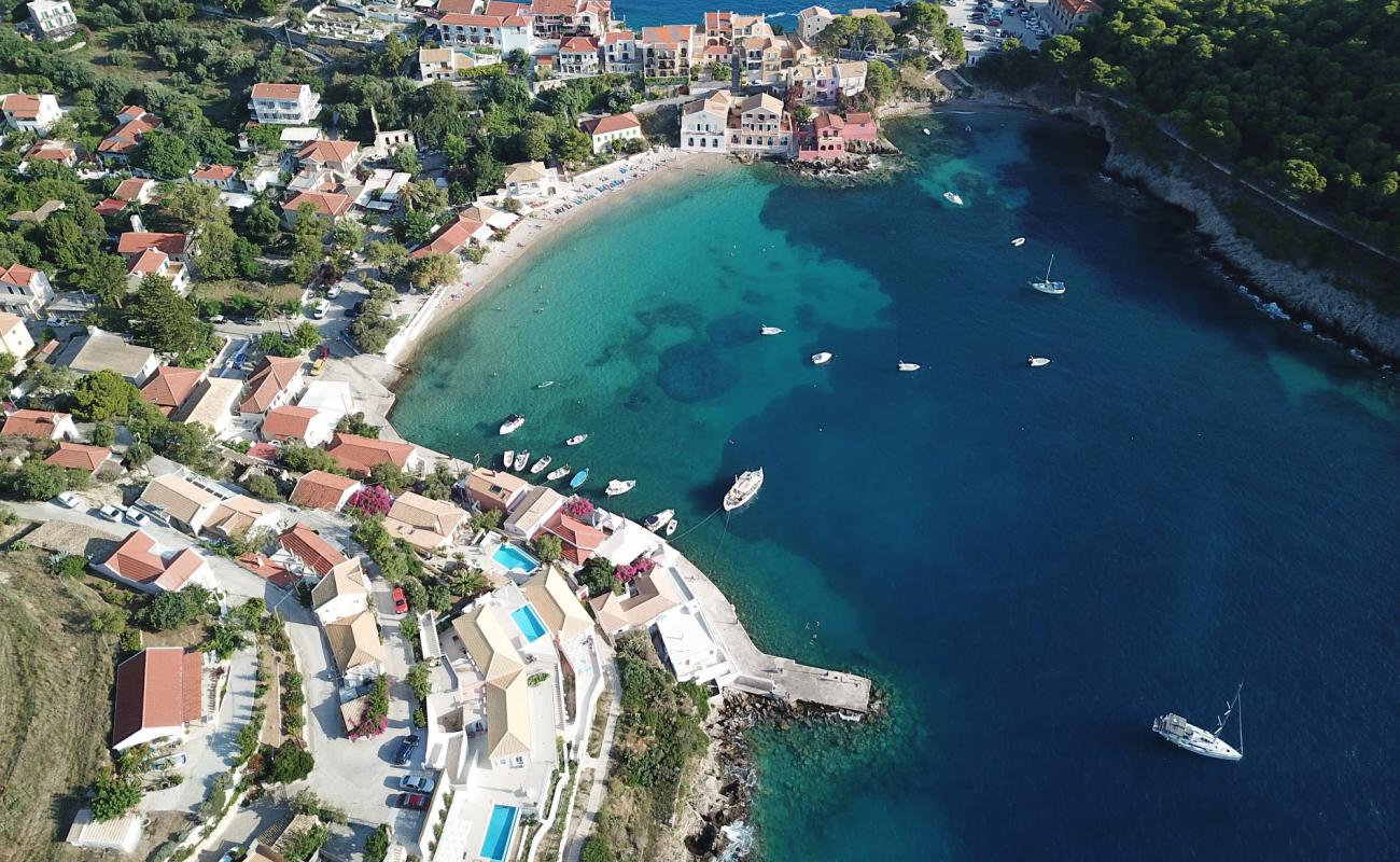 Assos beach'in fotoğrafı gri çakıl taşı yüzey ile