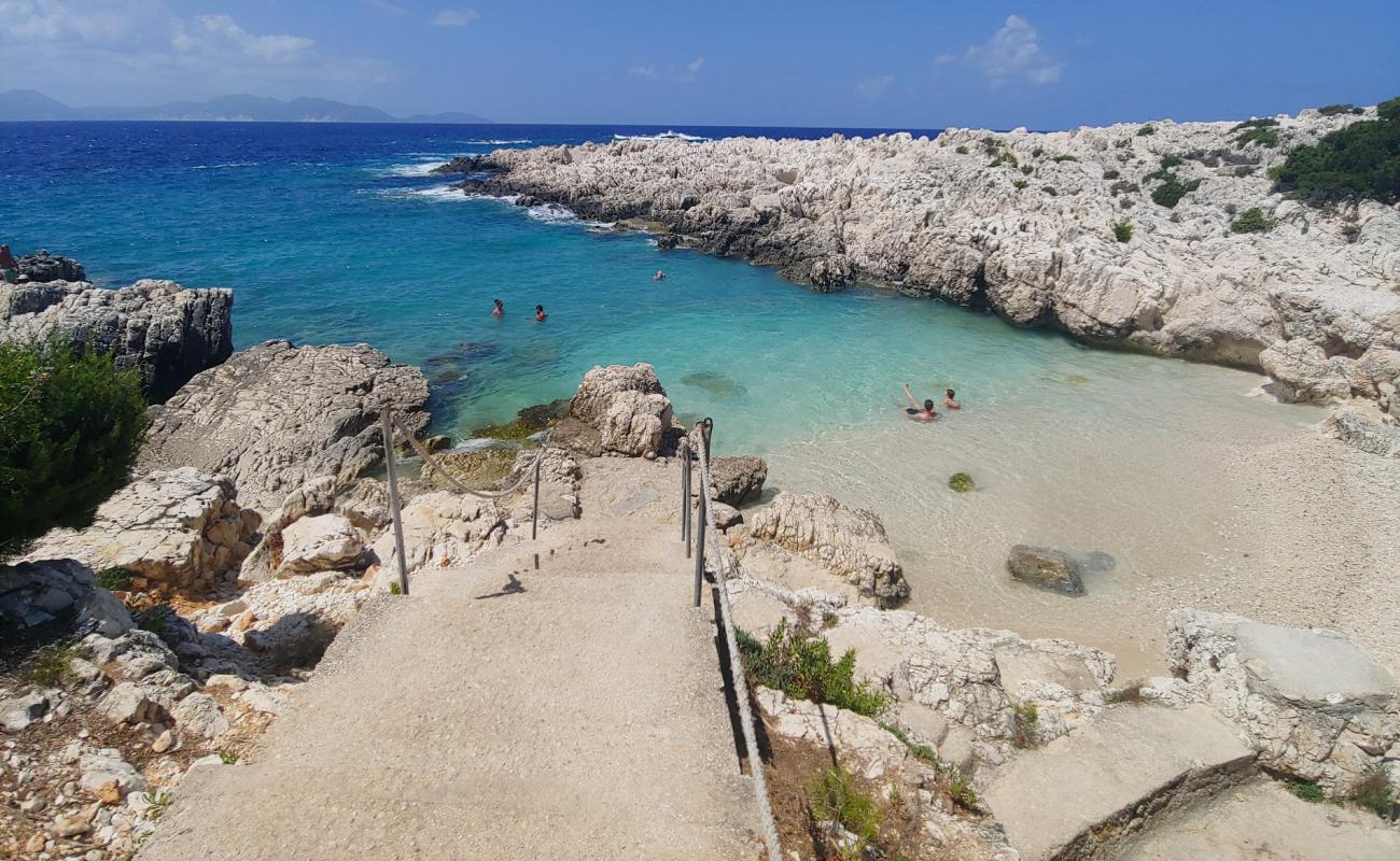 Alaties beach'in fotoğrafı hafif çakıl yüzey ile