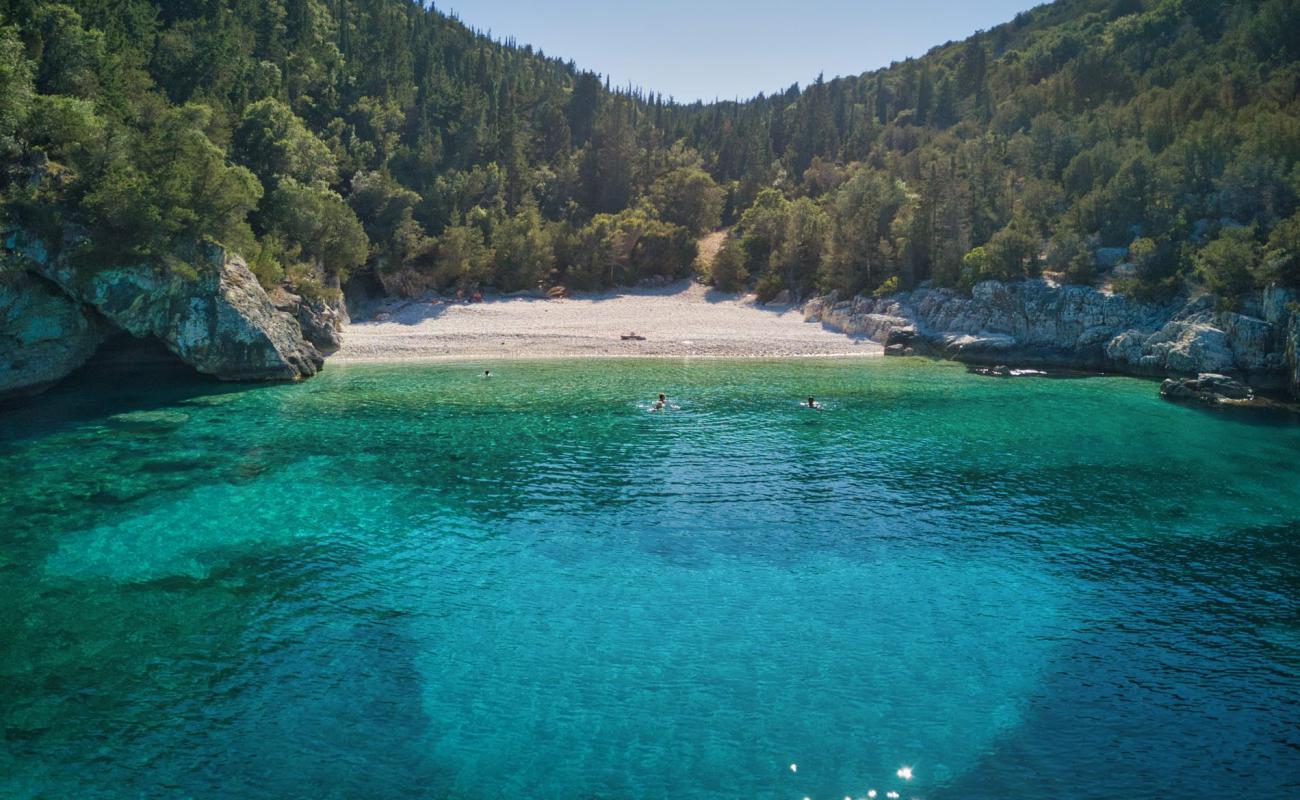 Dafnoudi beach'in fotoğrafı hafif çakıl yüzey ile