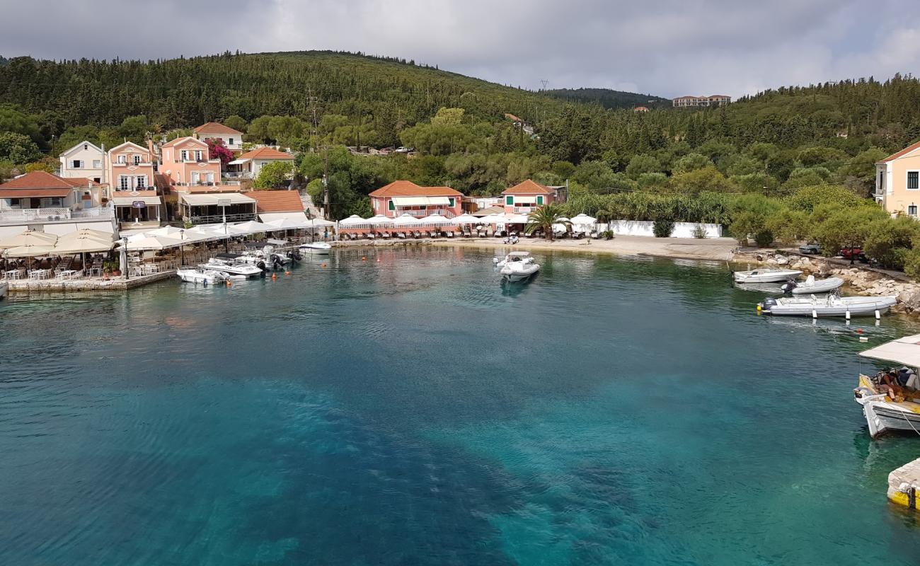 Fiskardo beach'in fotoğrafı hafif ince çakıl taş yüzey ile