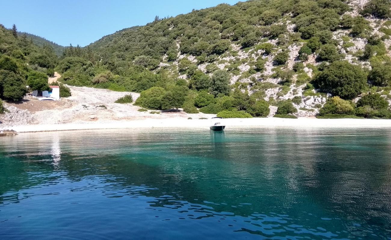 Kamini beach'in fotoğrafı hafif çakıl yüzey ile