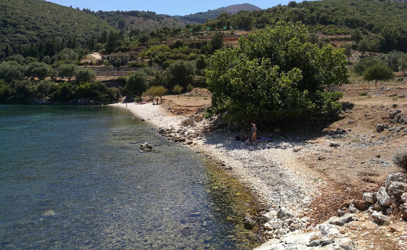 Plati beach Port'in fotoğrafı bej çakıl yüzey ile
