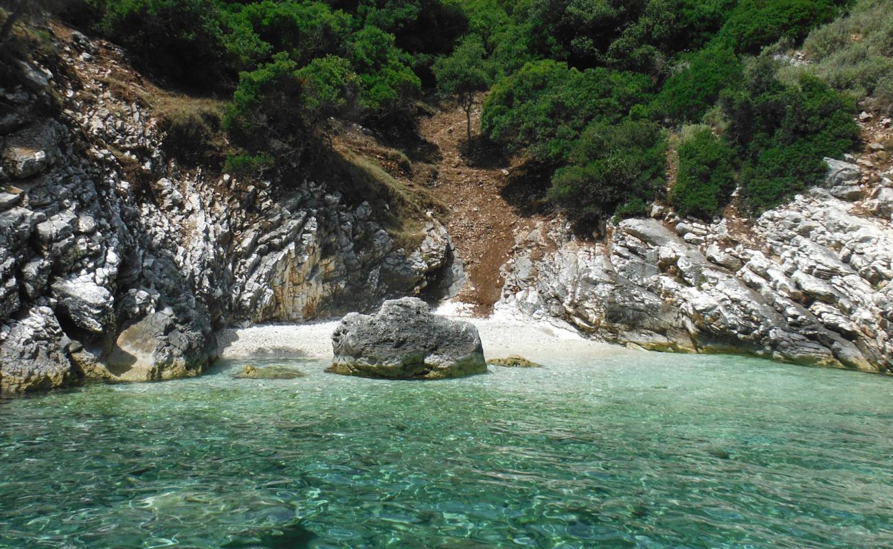 Segreta beach'in fotoğrafı hafif ince çakıl taş yüzey ile