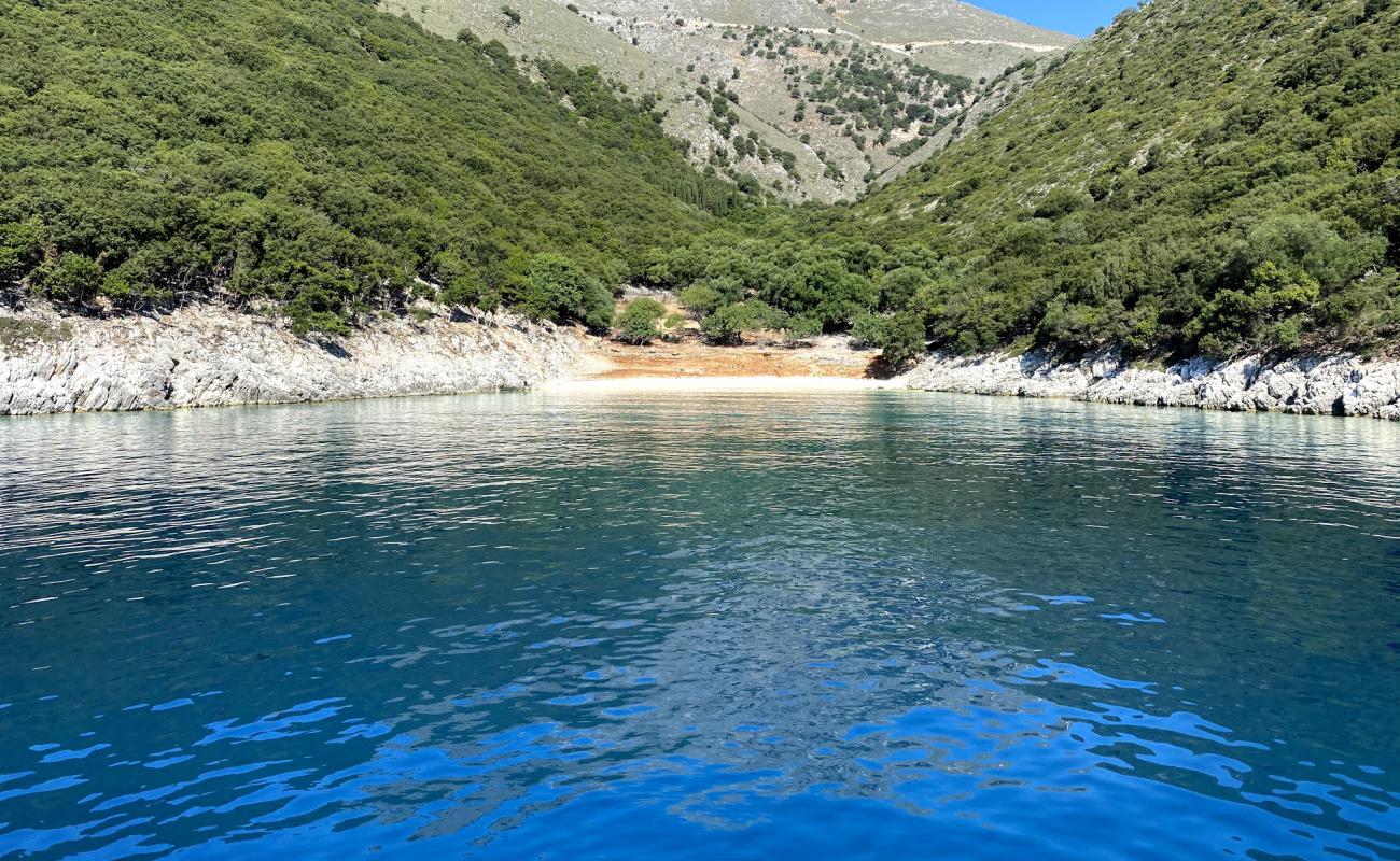 Kapsolimionas beach'in fotoğrafı hafif ince çakıl taş yüzey ile