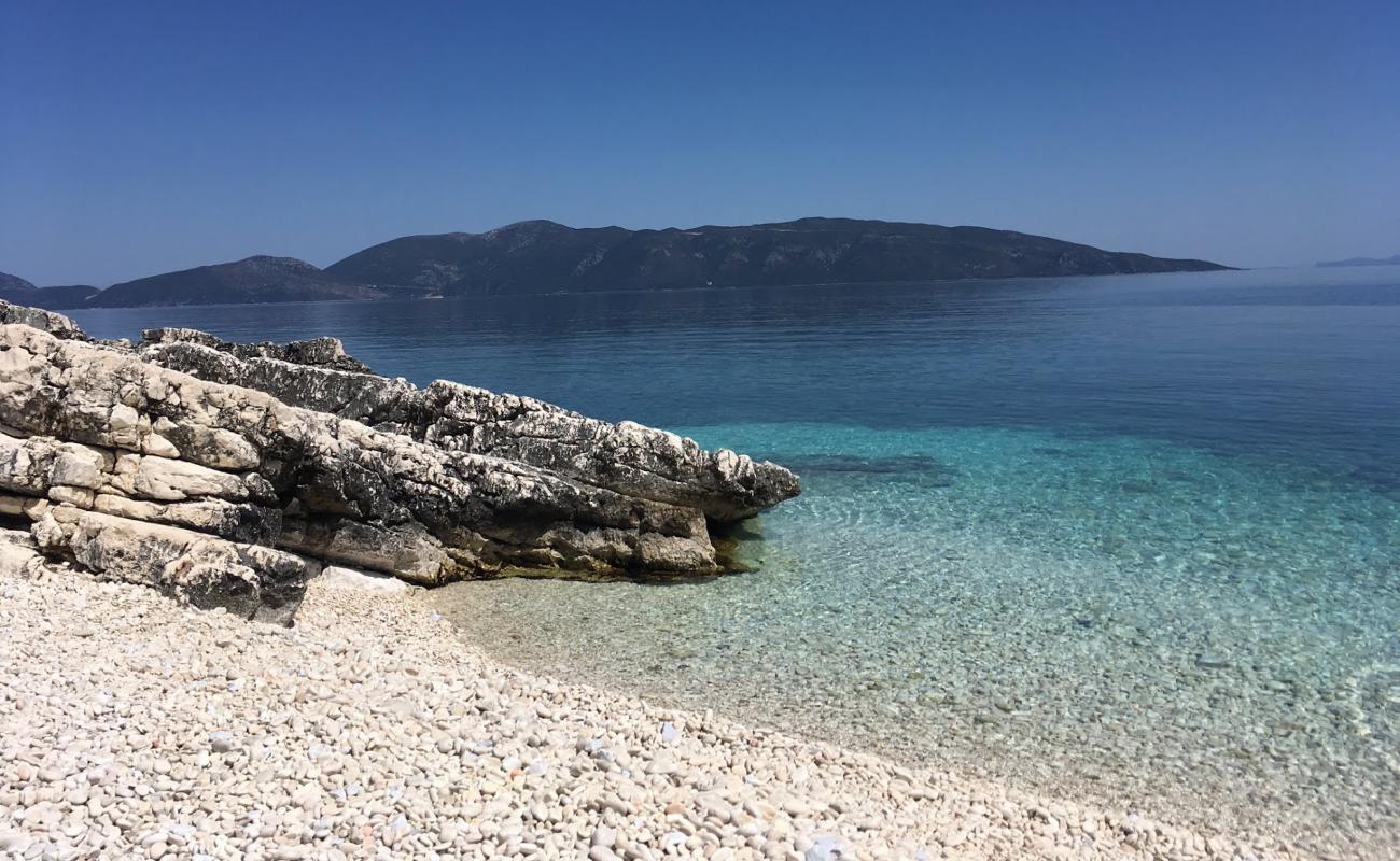 beach Ellinika'in fotoğrafı hafif çakıl yüzey ile