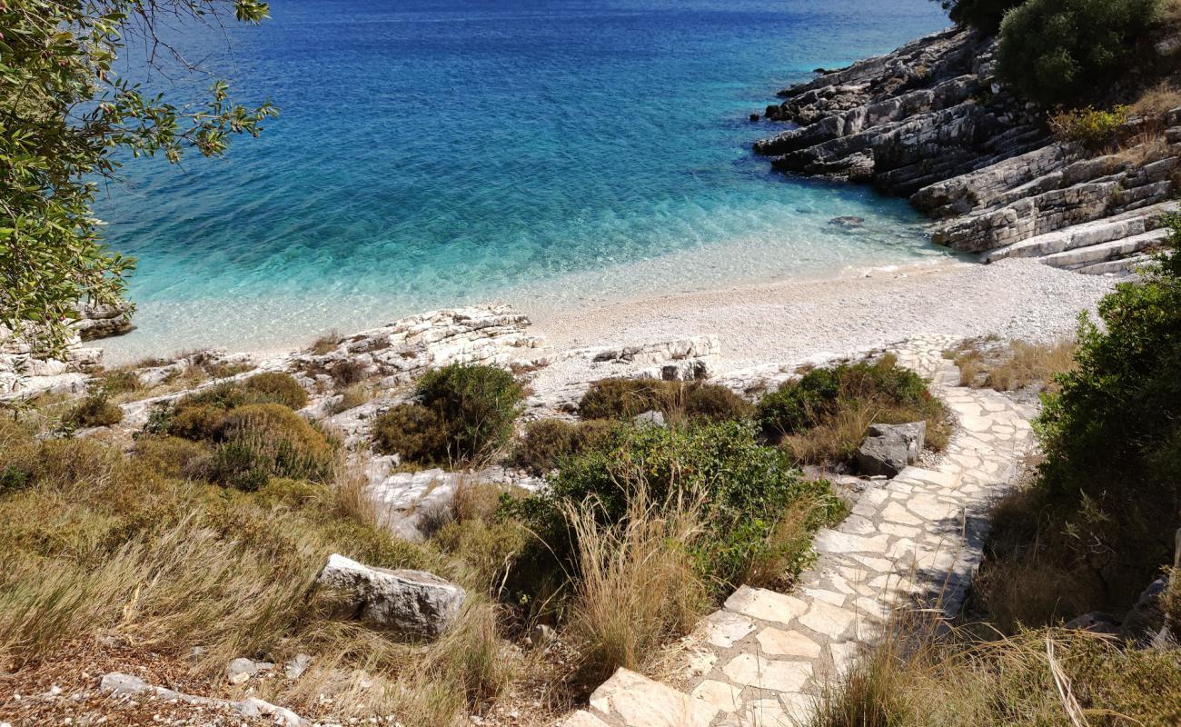 Nici beach'in fotoğrafı hafif çakıl yüzey ile