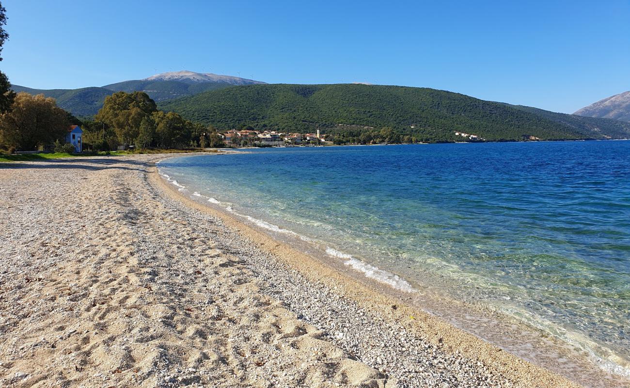 Karavomilos beach'in fotoğrafı hafif ince çakıl taş yüzey ile