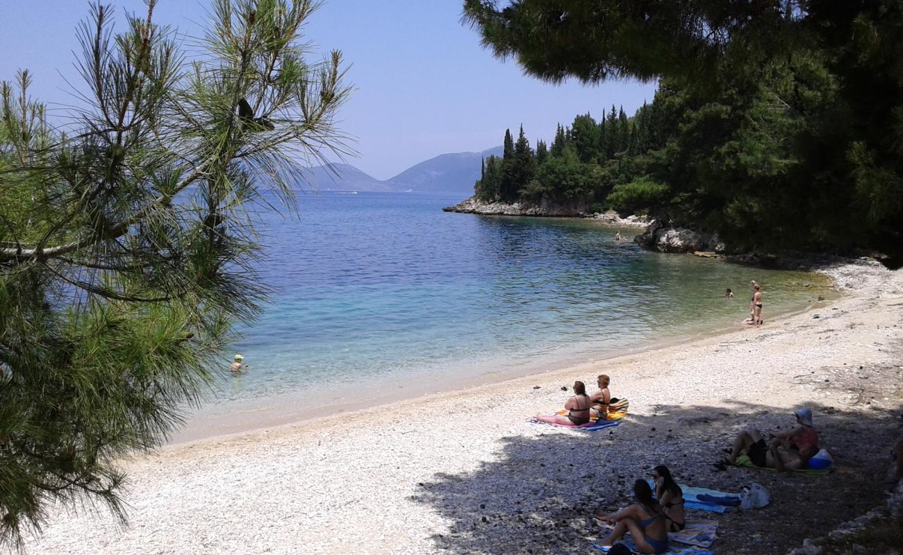 Loutro beach'in fotoğrafı hafif çakıl yüzey ile