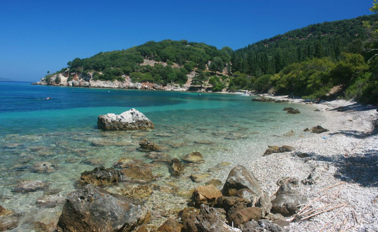 Paliouras beach'in fotoğrafı hafif çakıl yüzey ile