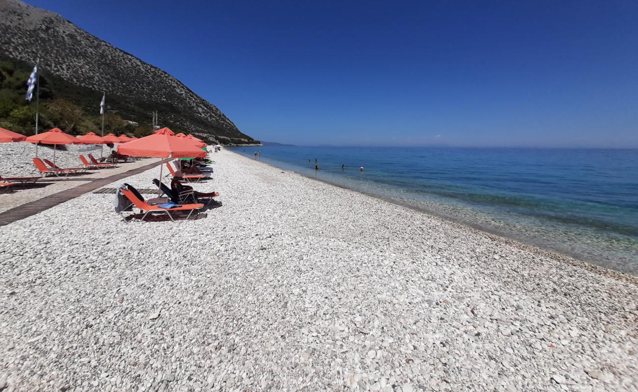 Paralia Poros'in fotoğrafı küçük bej çakıl yüzey ile