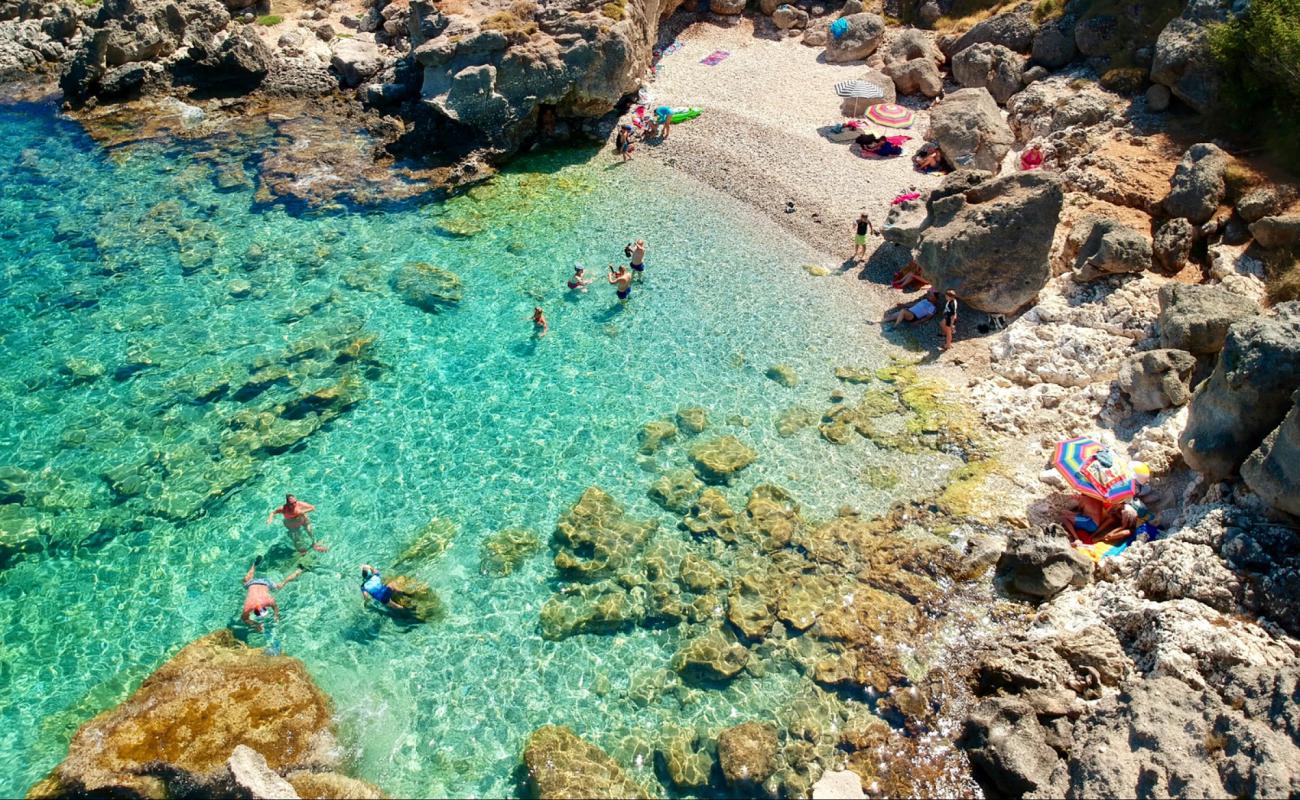 Skala beach II'in fotoğrafı küçük bej çakıl yüzey ile