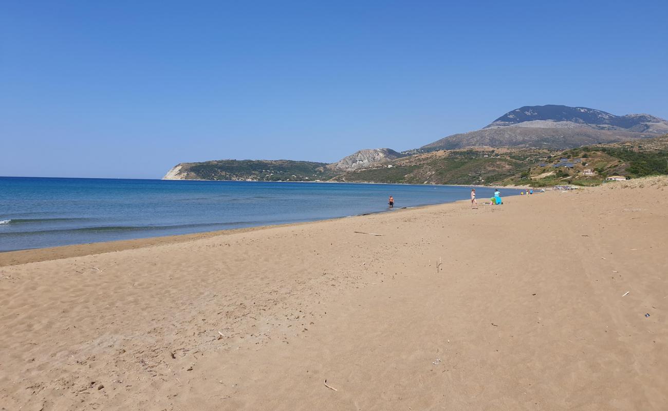 Paralia Kaminia'in fotoğrafı kahverengi kum yüzey ile
