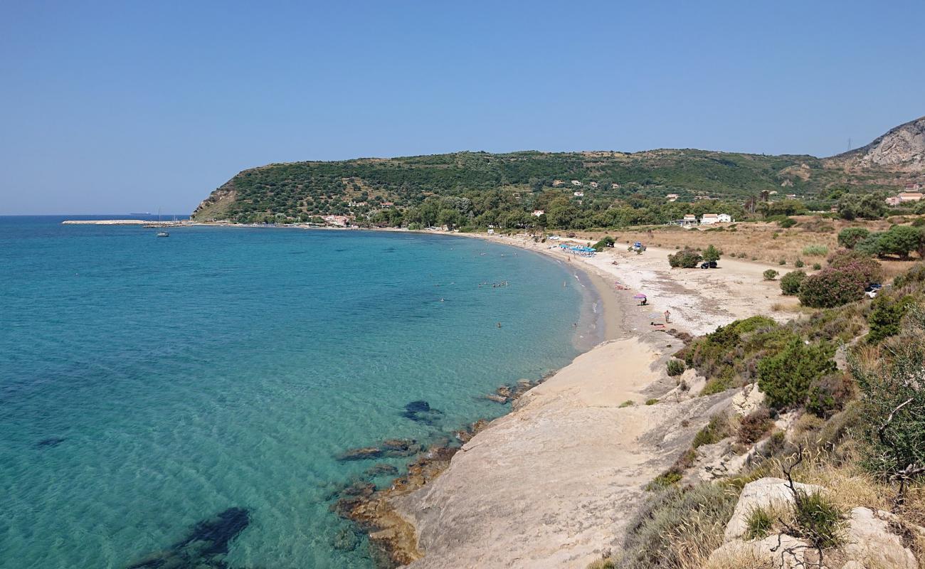 Paralia Agia Varvara'in fotoğrafı siyah kum ve çakıllar yüzey ile