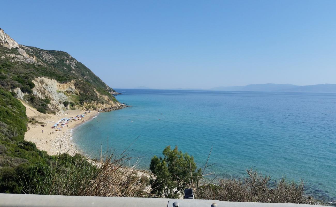 Paralia Koroni'in fotoğrafı kahverengi kum yüzey ile
