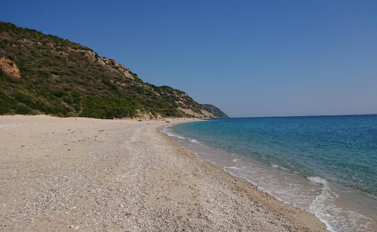 Lefka beach'in fotoğrafı siyah kum ve çakıllar yüzey ile