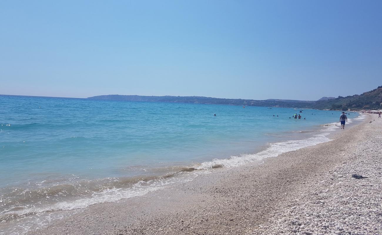 Lourdas beach'in fotoğrafı bej kum ve çakıl yüzey ile