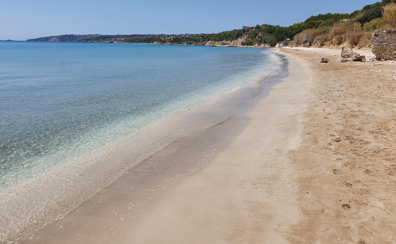 Paralia Trapezaki'in fotoğrafı kahverengi kum yüzey ile