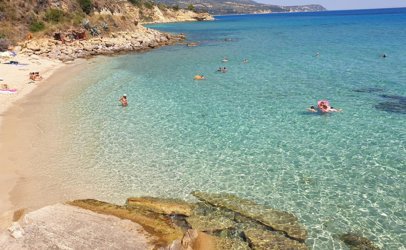 Agios Thomas beach'in fotoğrafı i̇nce kahverengi kum yüzey ile