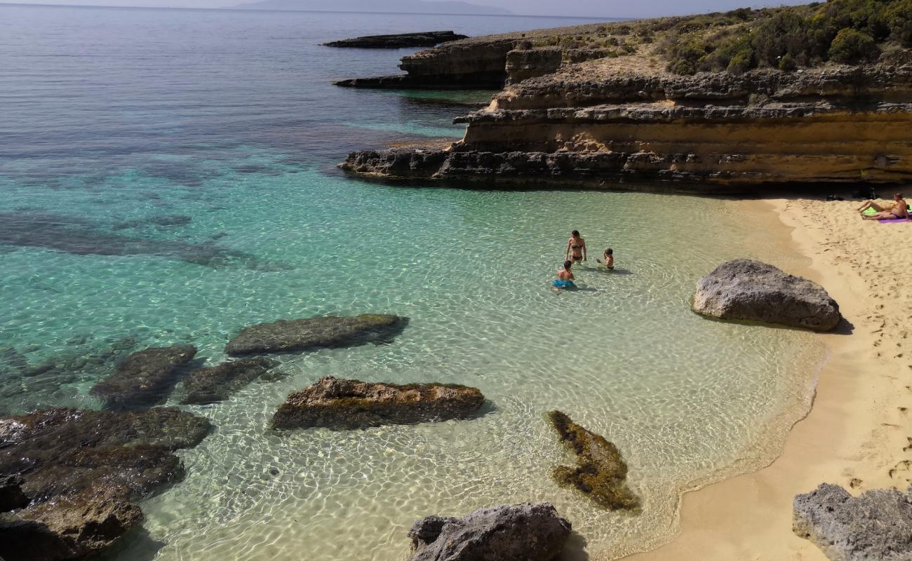 Paralia Pesada'in fotoğrafı i̇nce kahverengi kum yüzey ile