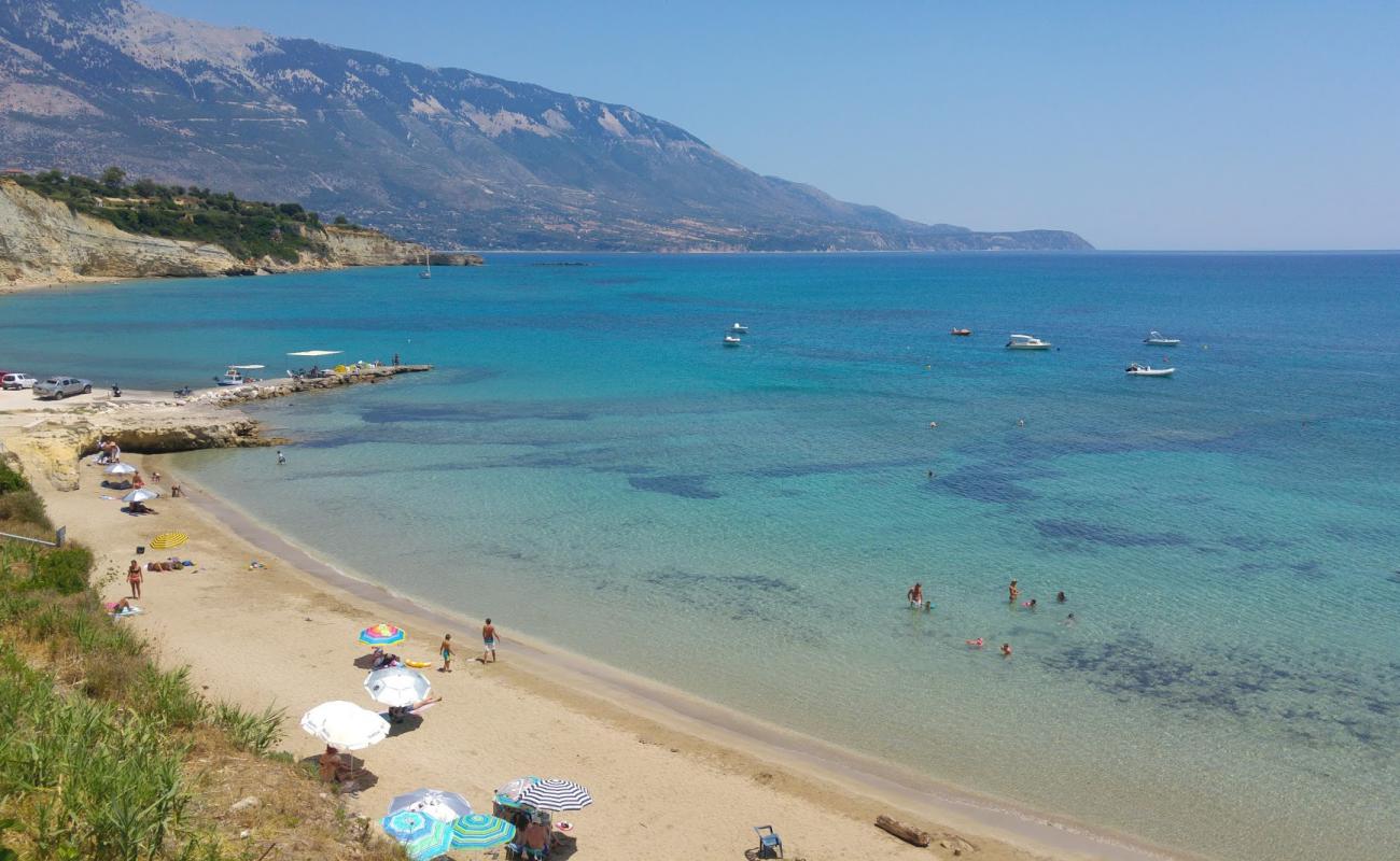 Klimatsias beach'in fotoğrafı kahverengi kum yüzey ile