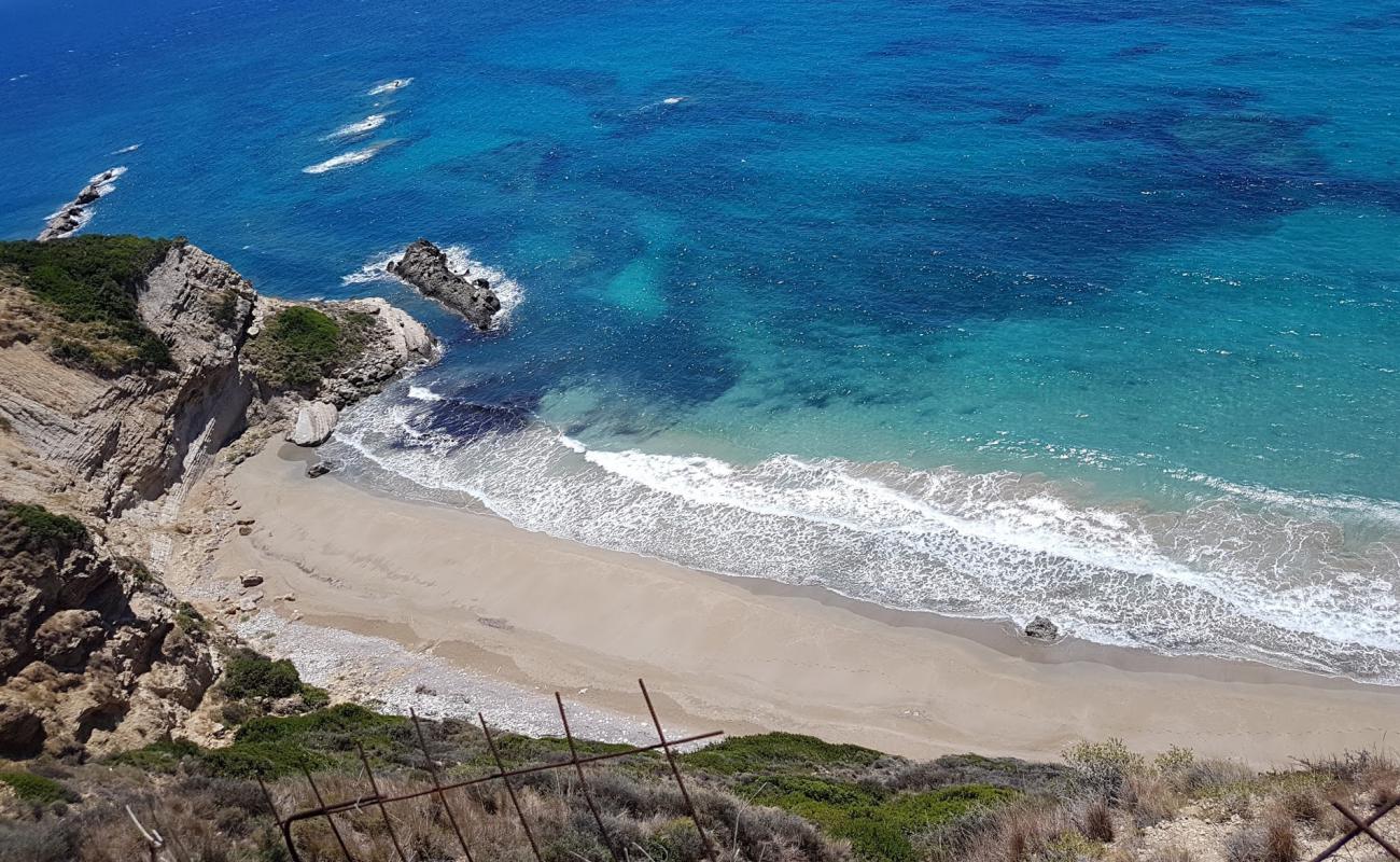 Nipsias beach'in fotoğrafı kahverengi kum yüzey ile