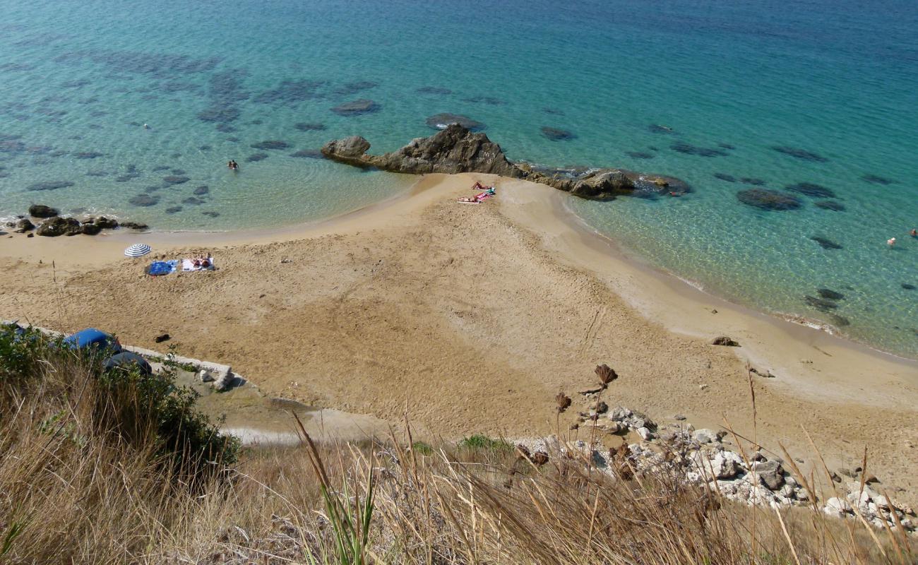 Paliolinos beach'in fotoğrafı kahverengi kum yüzey ile